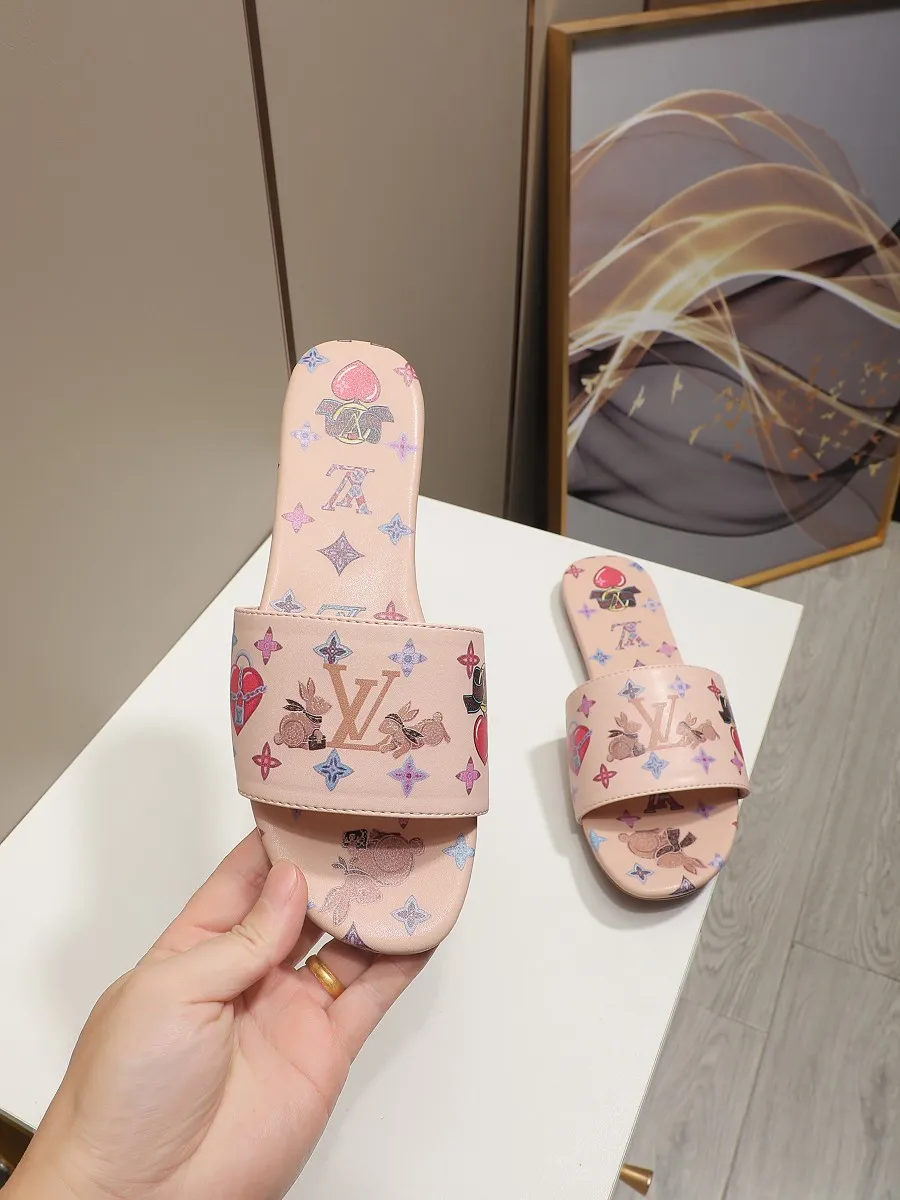👟👟Ex-factory price 320👟👟 LV’s new flat-low flip-flops, 5D printed jade rabbit pattern, cowhide surface and sheepskin lining, genuine leather bottom imported from Italy, size 35-41